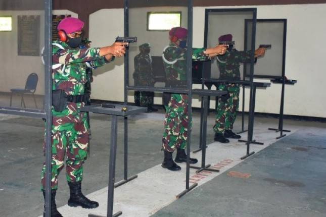 Asah Ketrampilan, Staf Intel dan Provos Yonif 5 Marinir Lakanakan Menembak Pistol