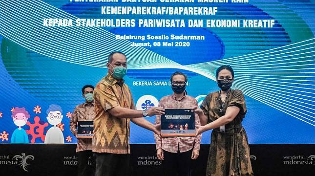 Kemenparekraf Bagikan 100 Ribu Masker Kain kepada Pelaku Industri Pariwisata dan Ekonomi Kreatif