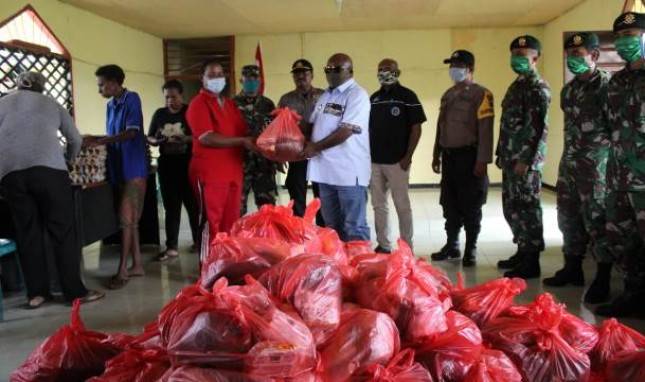 Prajurit Kostrad Merauke Distribusikan Donasi Sembako untuk Masyarakat 