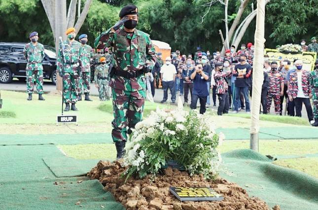 Panglima TNI Marsekal TNI Hadi Tjahjanto Pimpin Upacara Pemakaman Panglima TNI ke-16 Jendral TNI (Purn) Djoko Santoso