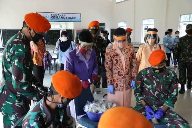 Prajurit PaskasTNI AU -Ketum Dharma Pertiwi Tinjau Dapur Lapangan Bantuan Kemanusiaan Covid-19  