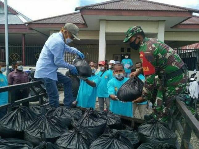 Babinsa Koramil 1710-02/Timika Donasi Sembko ke Masyarakat