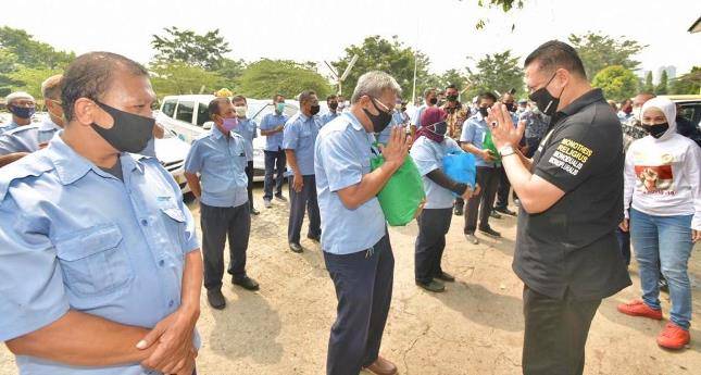 Berbahagianya Para Supir Taxi Terima Donasi dari Bamsoet