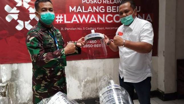 Arema FC Donasi 80 Face Shield Bagi Tenaga Medis