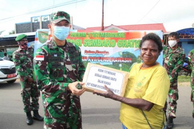 Kodim 1707Merauke Bagikan Ratusan Paket Sembako kepada Masyarakat
