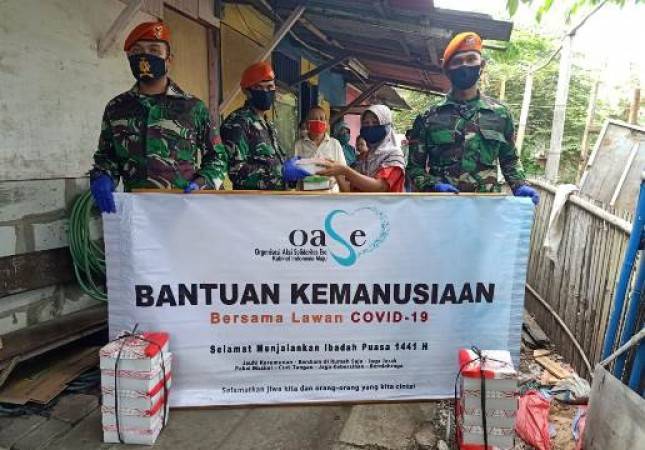 Prajurit Paskhas- OASE KIM dan Dharma Pertiwi Donasikan 2.150 Makanan Siap Saji