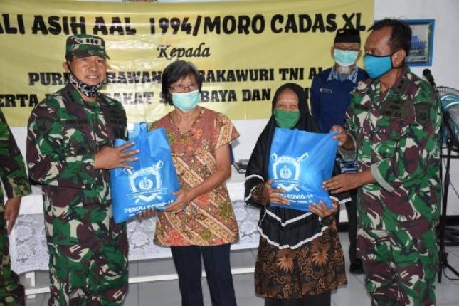 Sejumlah Perwira Marinir Donasikan  Sembako kepada Purnawirawan dan Masyarakat