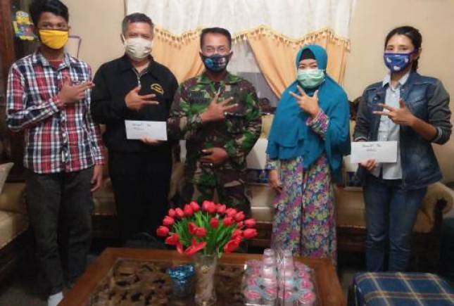 Perwira TNI  Pakati 96 Bantu Masyarakat Bagikan Paket Sembako Gratis