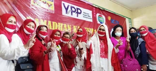 Erna Santoso Menyantuni Anak-Anak Kurang Beruntung