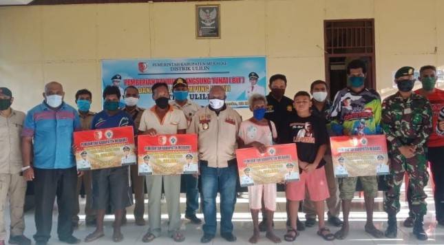Prajurit Kostrad Hadiri Penyerahan BLT Dana Desa di Kampung Kirely Merauke  