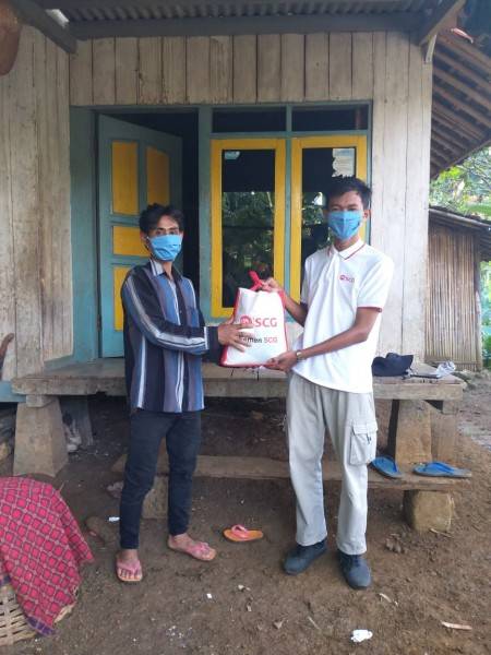 Karyawan SCG Berikan Sembako untuk Masyarakat Terdampak Covid-19
