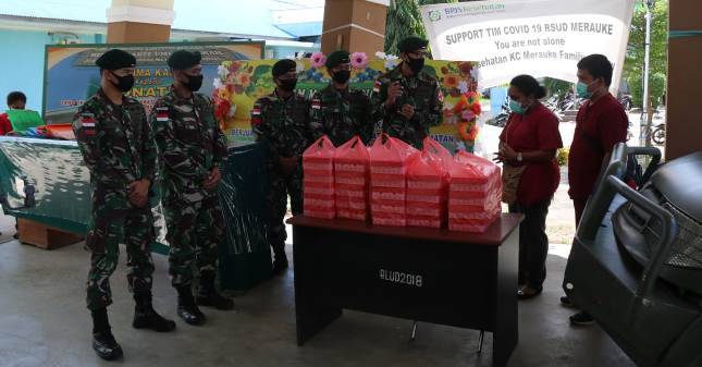 Satgas Yonif 411 Kostrad Bagikan Makanan untuk Tenaga Medis di RSUD Merauke  