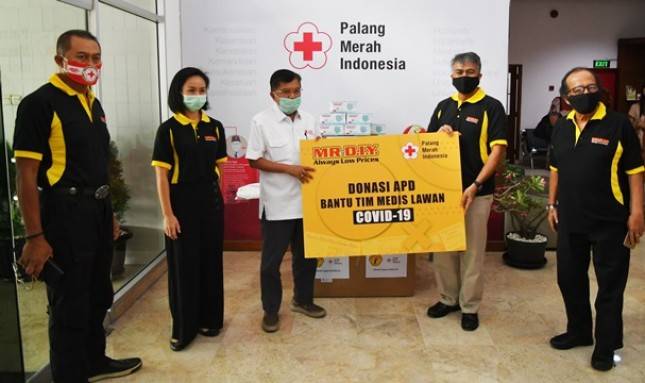 Ketua PMI JK Terima Donasi APD dari MR. DIY untuk Operasi Darurat Covid-19