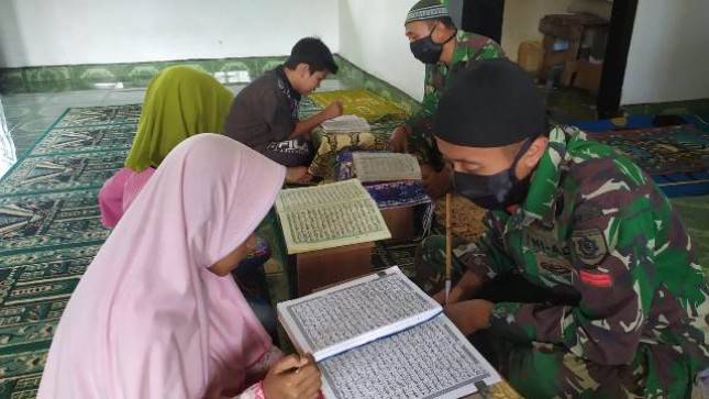 Anak-Anak Perbatasan Peroleh Bimbingan Pengajian dari Prajurit Kostrad  
