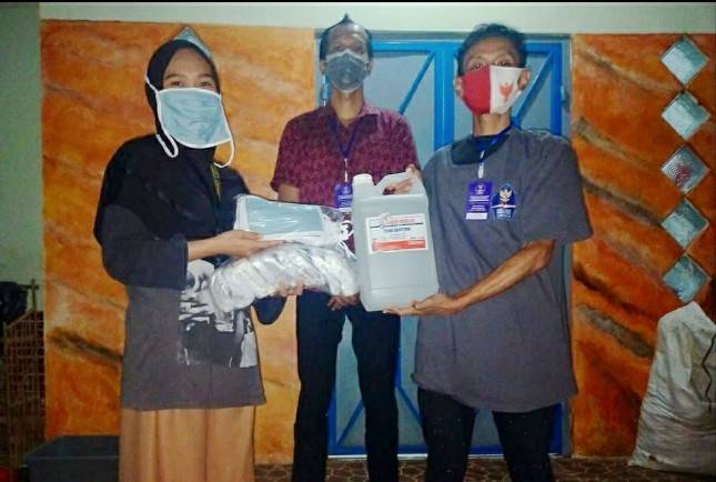 Relawan Gugus Tugas-19 Bagikan Masker dan Hand Sanitizer untuk Ratusan Anak Jalanan di Tangsel