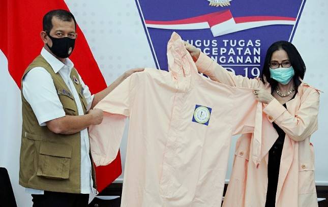 Peduli Covid-19, Asosiasi Perancang dan Pengusaha Mode Berikan Bantuan Baju APD 