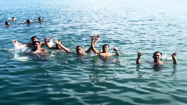 Tingkatkan Kemampuan, Prajurit Marinir Renang Laut di Lombok NTB