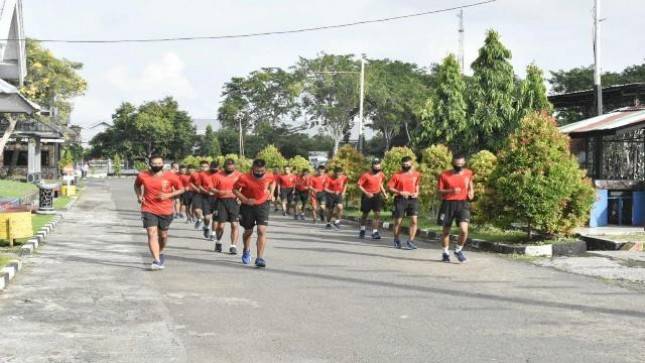 Jaga Imunitas Tubuh, Prajurit Marinir Surabaya Bina Fistik dengan Berolah Raga