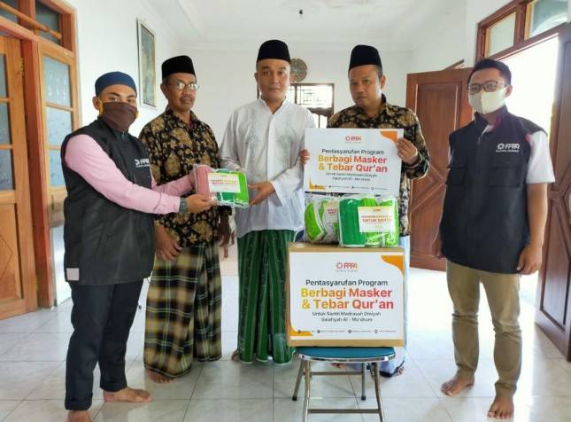 PPPA Daarul Quran Semarang Berbagi Al-Qur'an dan Masker untuk Santri Madrasah Diniyah Magelang