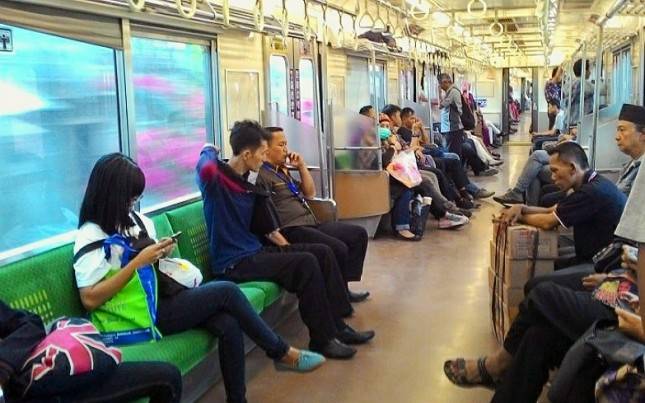 Awas Jangan Main Handphone di Kereta!  Dokter: Virus Covid-19 Bisa Nempel Selama 15 Hari