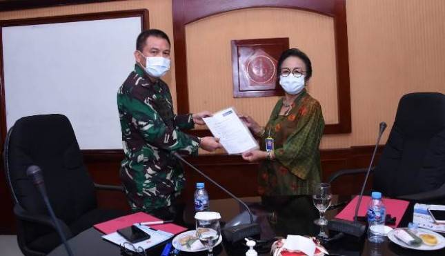 Mabes TNI Terima 300.000 Masker dari Yayasan UID dan PT Gajah Tunggal  