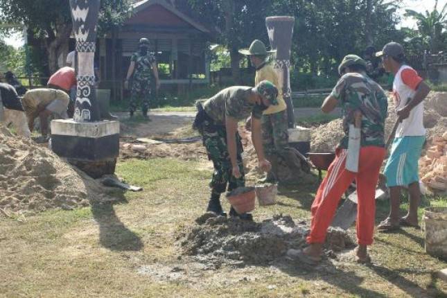 Tingkatkan Semangat Kembersamaan Satgas Pamtas Yonif 125 Kerja Bakti Bersama Warga Merauke