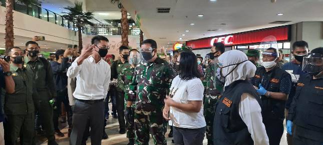 Masker Bantuan Presiden Dibagikan Pangkogabwilhan II Bagikan kepada Masyarakat Jawa Timur