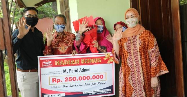 Easy Shopping Datangi Pemenang di Kediamannya