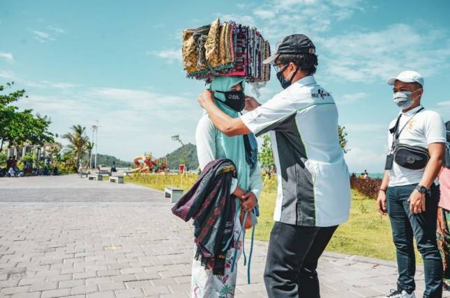 ITDC Kembali Salurkan Masker Bagi Pedagang Asongan