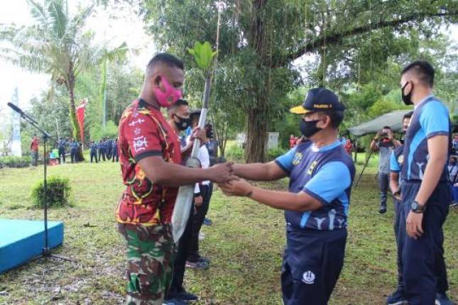 Penanaman 2.000 Bibit Bakau Libatkan Danyonmarhanlan IX dan Danlantamal IX