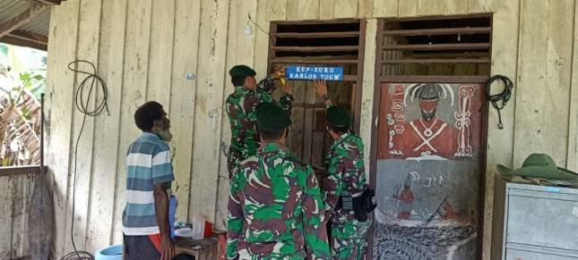 Percantik Rumah Masyarakat, Satgas 754 Kostrad Berikan Papan Nama di Setiap Rumah
