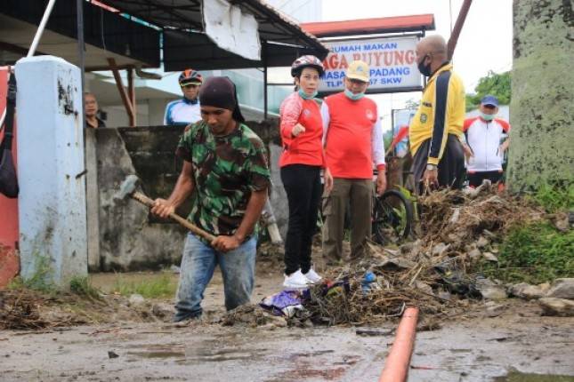 Menuju Sigkawang Bersih, Wali Kota Tjhai Chui Mie Bersihkan Gorong-Gorong