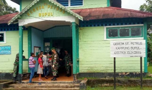 Satgas Yonif 125 Lakukan Penyemprotan Disinfektan dan Pengukuran Suhu Tubuh serta Pembagian Masker di Gereja