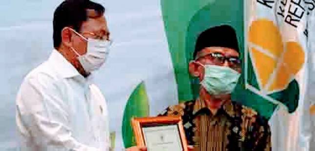 Menkes Terawan Berikan Santunan Kepada Keluarga Lima Pejuang Medis yang Gugur Akibat COVID-19