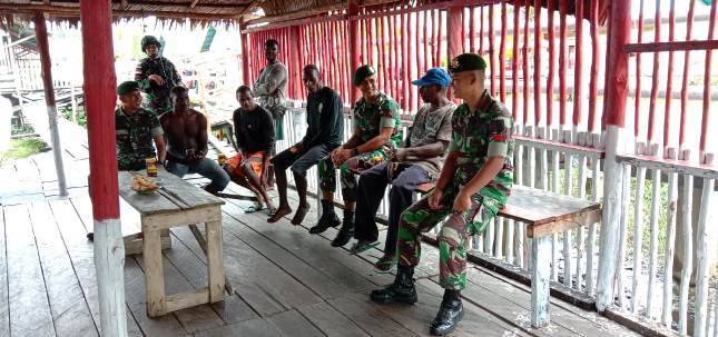 Prajurit Satgas 754 Kostrad Bersilaturahmi Ketua Adat Suku Suru Frans Kambe