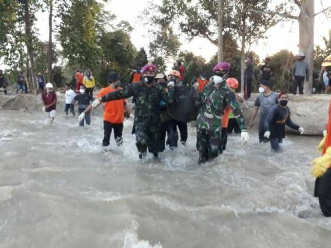 Tim Sar Marinir  Yonmarhanlan VI Evakuasi Korban Banjir Bandang di Luwu Utara