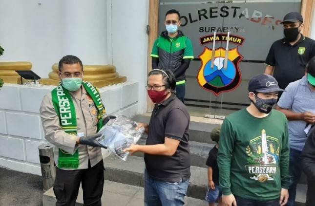 10 Ribu Masker Donasi Polrestabes Surabaya untuk Bonek