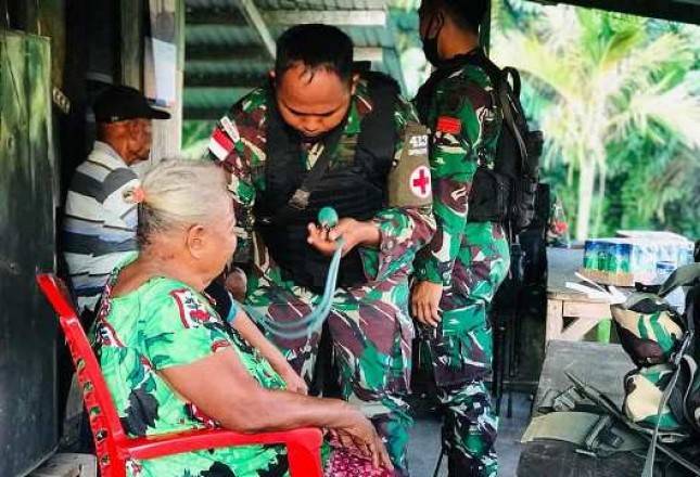 Satgas Pamtas RI-PNG Yonif MR 413 Kostrad Periksa Kesehatan Warga