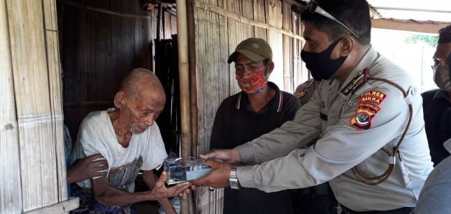 Bikin Tetes Air Mata! Polisi Baik Hati  di Maumere  Ini, Sisihkan Gajinya Buat Pasang Listrik Keluarga Kurang Mampu