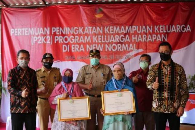 Mensos Juliari Batubara Jadi Guru di Sekolah PKH Kebon Pala Jaktim