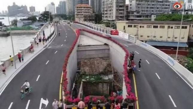 Rumah di Tengah Jalan Jadi 'Destinasi' Masyarakat