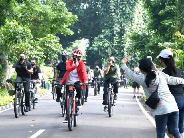 Presiden Jokowi Gowes Sepeda dan Bagikan Masker di Kebun Raya Bogor
