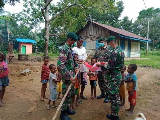 Satgas 754 Kostrad Bagikan Bendera di Emete Tingkatkan Rasa Nasionalisme