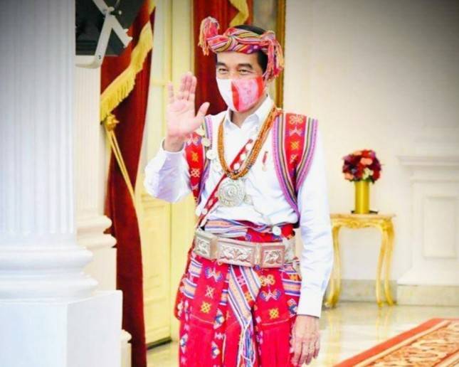 Keren! Ternyata Ini Alasan Presiden Jokowi Berbaju Adat NTT Saat Pimpin Upacara di Istana Merdeka