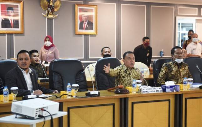 Baleg  Gelar Rapat Bahas RUU Ciptaker Soal Upah, Job Security, dan pesangon