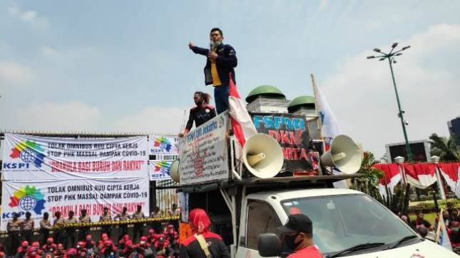 Mengerikan! Riset IDEAS: RUU Ciptaker Berpotensi Turunkan Kesejahteraan 12,4 Juta Buruh di Pulau Jawa