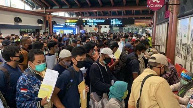 Duh Gimana Ini? Penumpang di Bandara-Bandara Kembali Membludak