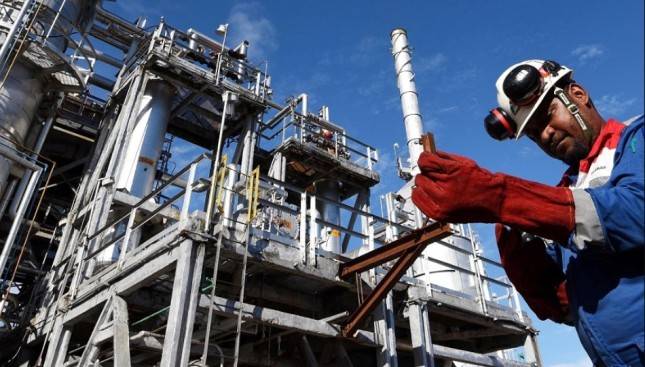 Harga Minyak Tertekan Sentimen Iran dan Lonjakan Stok AS, Pasar Tunggu Data Resmi EIA