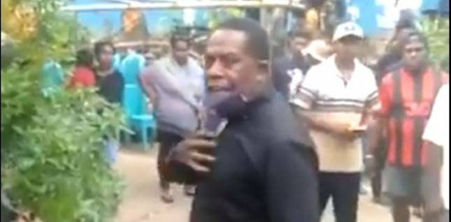 Artis Papua Edo Kondologit Marah Marah dan Terpukul! Adik Meninggal Usai Diserahkan Ke Aparat