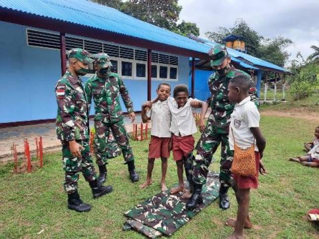 Cara Hidup Sehat Anak SD Perbatasan Disampaikan Prajurit Satgas Pamtas RI-PNG Yonif 125/Simbisa